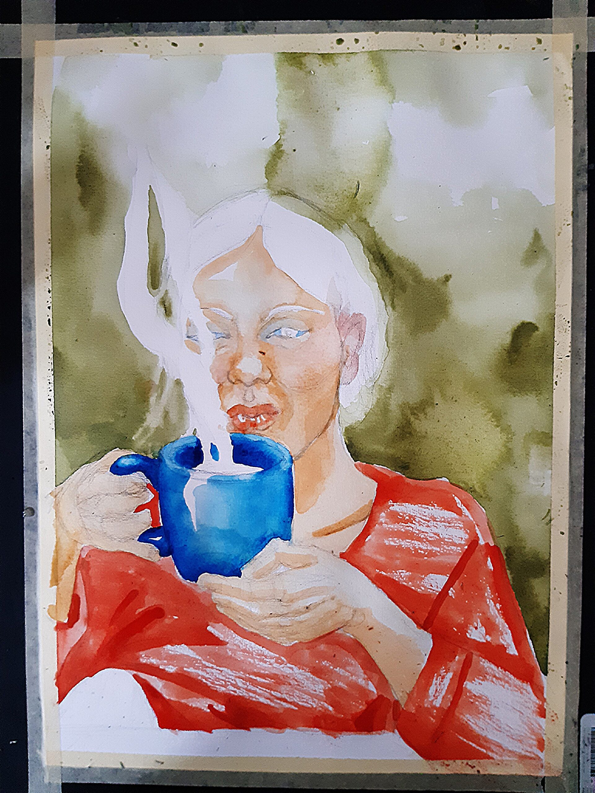 erste Farbschicht vom Aquarellbild einer Frau, die ihre Ellenbogen auf eine Tischplatte lehnt, um eine große Tasse dampfenden Tees zu halten