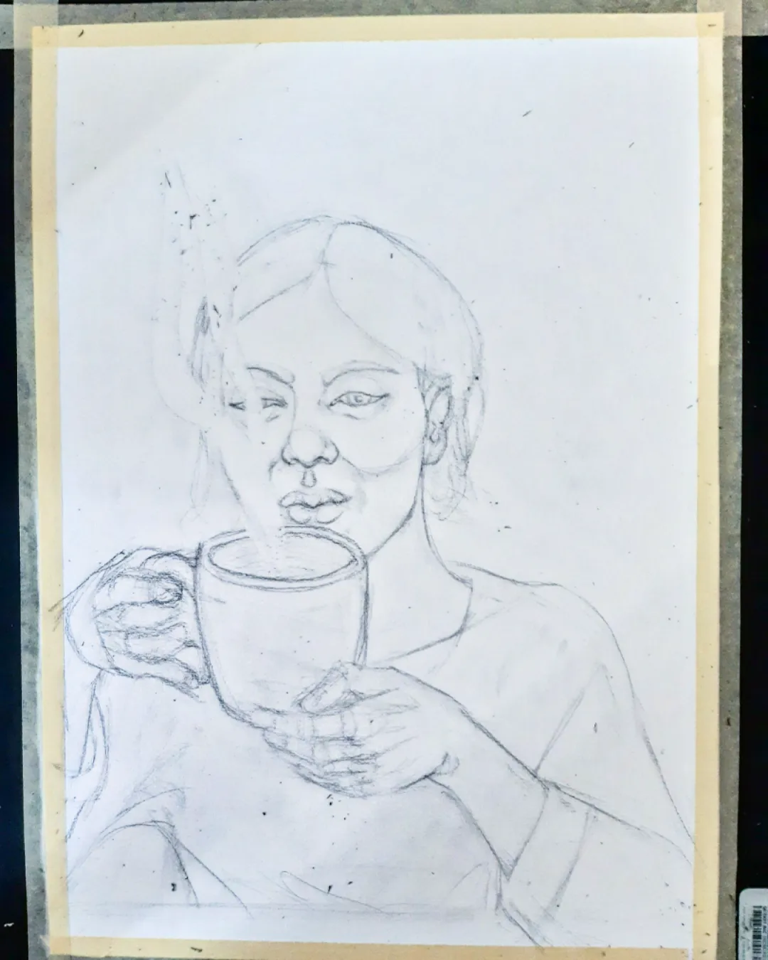 Vorzeichnung vom Aquarellbild einer Frau, die ihre Ellenbogen auf eine Tischplatte lehnt, um eine große Tasse dampfenden Tees zu halten