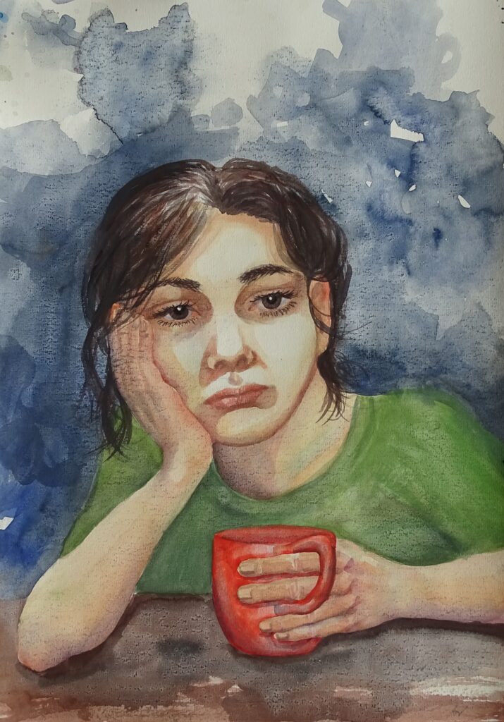 Aquarellbild einer Frau, die ihre Ellenbogen auf eine Tischplatte stützt, mit einer Tasse in der Hand. Sie wirkt resigniert.