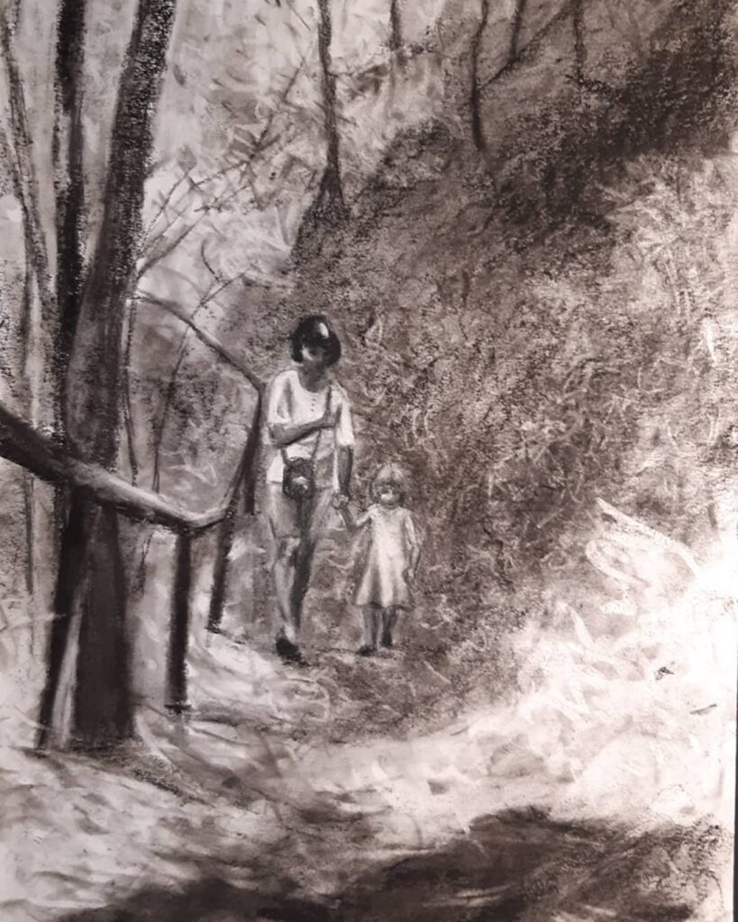 eine Kohlezeichnung mit dem Titel "Ich und meine Mutter". Das Bild stellt eine Mutter mit einem Kleinkind, wie sie Hand in Hand durch einen Wald spazieren.