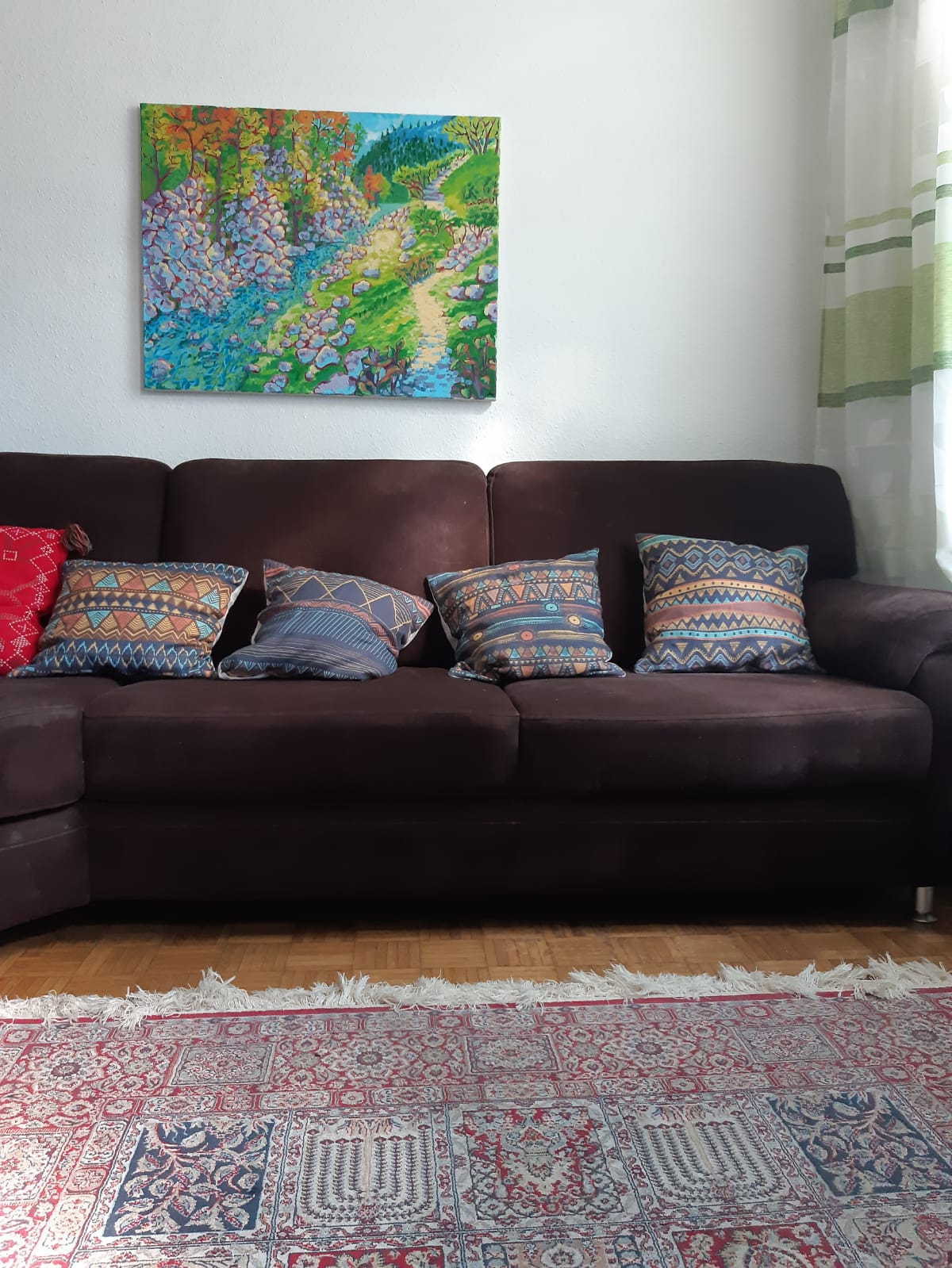 Acrylgemälde "Ötschergräben 2" an einer Wohnzimmerwand mit einem Sofa davor