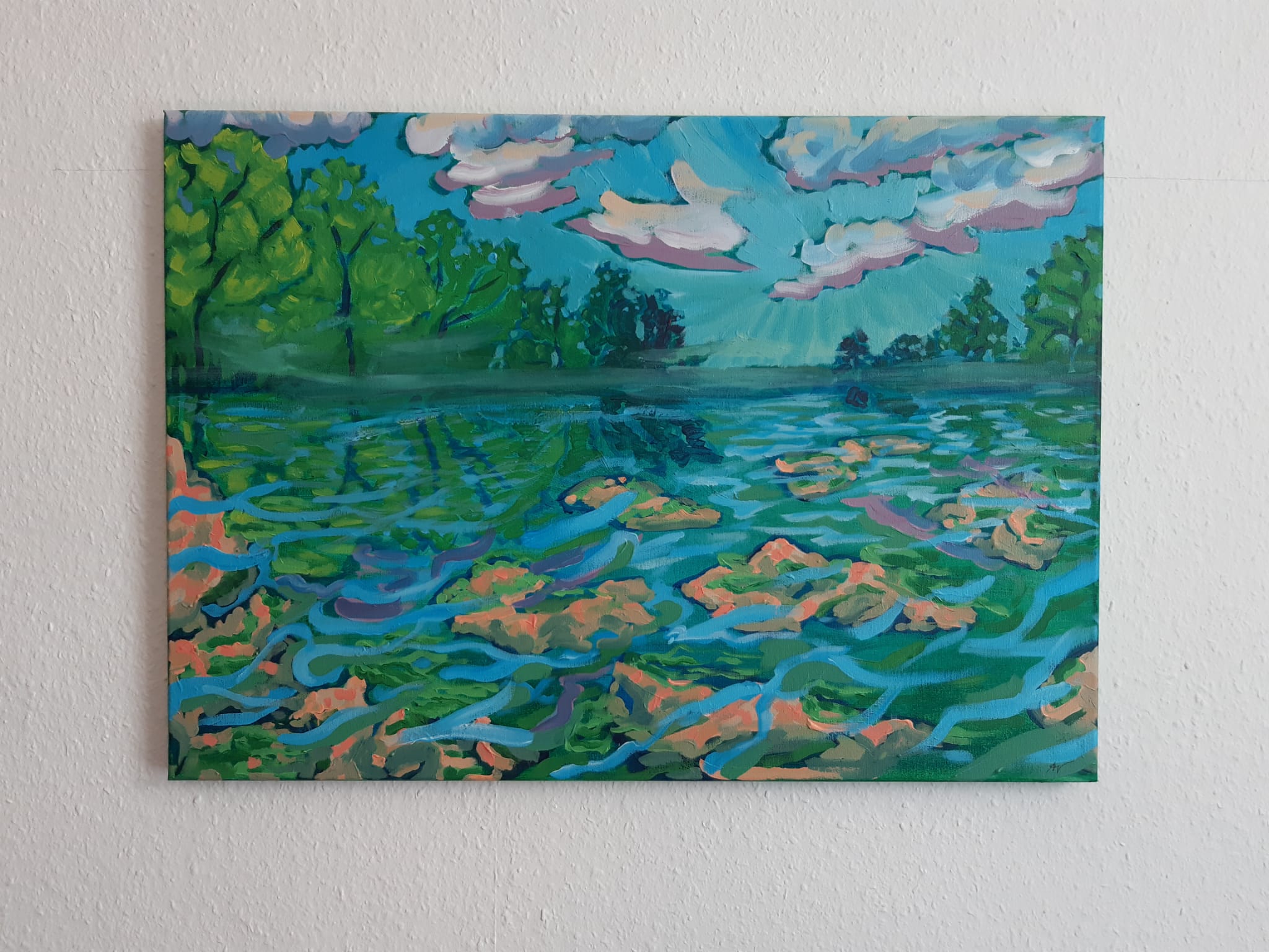 Acrylgemälde "Die Ybbs im Nebel", an eine weiße Wand gehängt: Ein Fluss mit algenbewachsenen Gesteinsformationen im Vordergrund und im Hintergrund Bäume und ein nebelverhangener Himmel