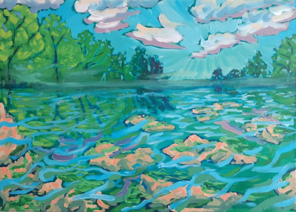Acrylgemälde "Die Ybbs im Nebel", an eine weiße Wand gehängt: Ein Fluss mit algenbewachsenen Gesteinsformationen im Vordergrund und im Hintergrund Bäume und ein nebelverhangener Himmel